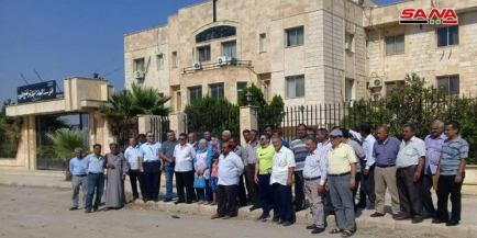 اعتصام العاملين في كهرباء الحسكة والسورية للحبوب أمام دوائرهم الحكومية التي استولت عليها 