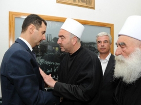 الرئيس الأسد يقدم واجب العزاء بوفاة الشيخ أحمد الهجري بالسويداء