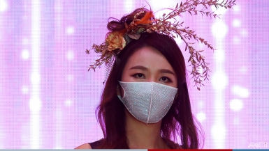 عارضات أزياء يتبعن الإجراءات الاحترازية أثناء تقديمهن لعرض في عاصمة كوريا الجنوبية