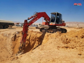 الورش الفنية تبدأ أعمال تأهيل وإصلاح خط الغاز العربي الذي تعرض لتفجير إرهابي فجر اليوم في المنطقة بين عدرا والضمير بريف دمشق.