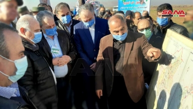 رئيس الحكومة يطلق العمل بمشروع إعادة تأهيل شريحة 3 آلاف هكتار  من الأراضي الزراعية بمنطقة الحاضر في سهول حلب 