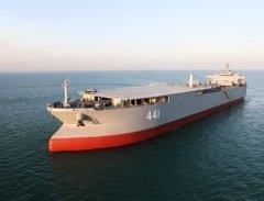 الجيش الإيراني يعرض سفينة عسكرية جديدة هي 