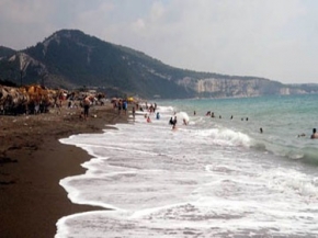 شاطئ وادي قنديل.. التصاق الجبل بالبحر 