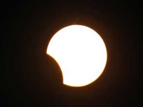 سورية تشهد كسوفاً جزئياً للشمس وهواة الفلك يرصدونه	