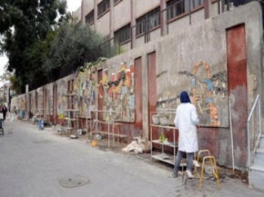 تزيين أسوار المدارس بالنفايات الصلبة ظاهرة فنية تحولها إلى لوحات جميلة