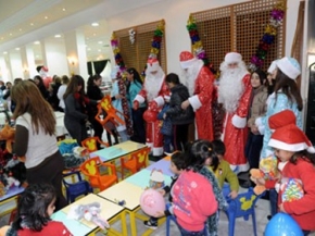 وفد شبابي روسي يشارك بنات الشهداء الاحتفال بعيد الميلاد