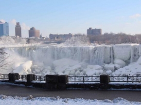 ماذا فعلت البرودة بشلالات نياجرا ؟