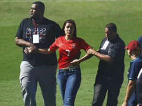 فتاة تقتحم تدريبات المنتخب البرتغالي لإحتضان رونالدو  