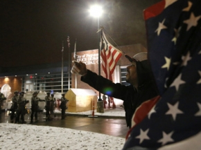 فيرغسون تحترق طلبا للعدالة والاحتجاجات متواصلة