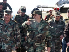  العماد الفريج خلال جولة على نقاط عسكرية بالمنطقة الجنوبية