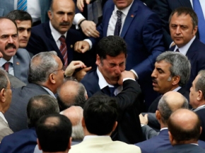 لكمات ومعارك السياسيين اليدوية حول العالم