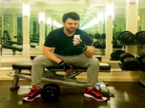 فنانون اثناء التدريب في النوادي الرياضية