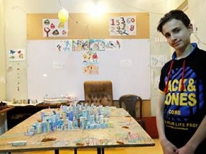 محمد قطيش .. طفل سوري من حلب يبني بالورق مدينته المدمرة