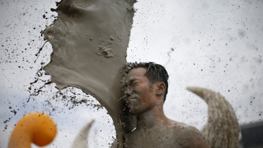 انطلاق مهرجان الطين بمدينة بوريونغ  جنوب غربي العاصمة الكورية الجنوبية سيول