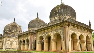 من روائع الهندسة الإسلامية أضرحة في مدينة حيدر آباد الهندية