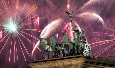 العالم يحتفل بعام 2017