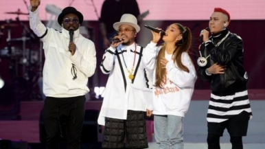 المغنية الأمريكية أريانا غراندي تحيي حفلا خيريا لصالح أقارب ضحايا هجوم مانشستر  