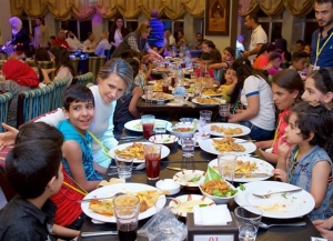 بمناسبة ليلة القدر السيدة أسماء الأسد تشارك في إفطار لمة خير في حمص