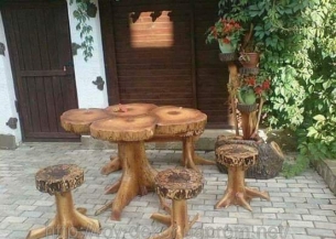 فنانون يصنعون من أخشاب الأشجار تحفا فنية