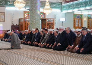 الرئيس الأسد يؤدي صلاة عيد الفطر السعيد في جامع السيد الرئيس حافظ الأسد بـدمشق.