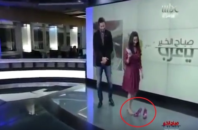  الاعلامية لجين عمران تخلع حذائها على الهواء ..!!؟