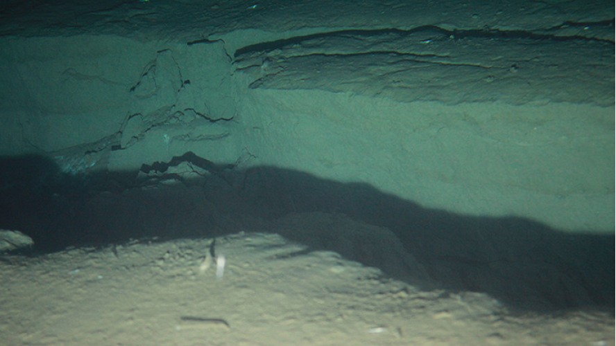 يابانيون يخططون للحفر تحت الماء لمعرفة تاريخ الأرض ..!