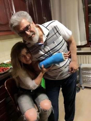 بالصورة .. عباس النوري يتعرّض لحادث وهكذا ظهر إلى جانب زوجته