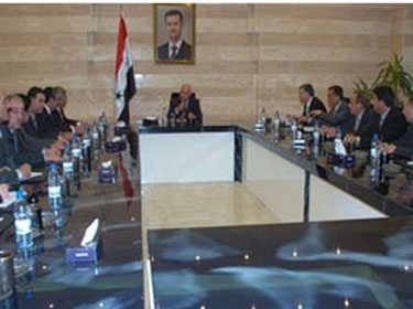 عطري خلال لقاءه اتحاد الكرة: الحكومة حريصة على دعم الحركة الرياضية