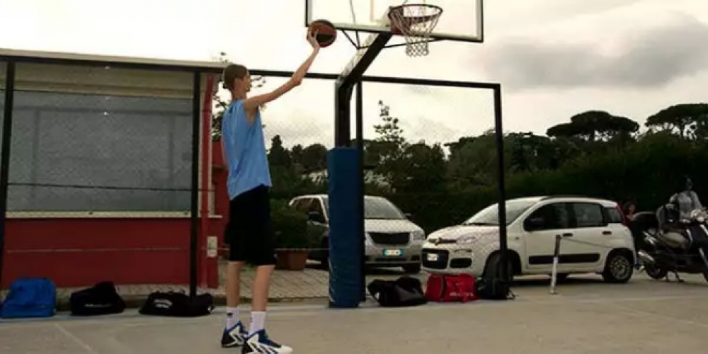 تعرف على أطول لاعب سلة في العالم