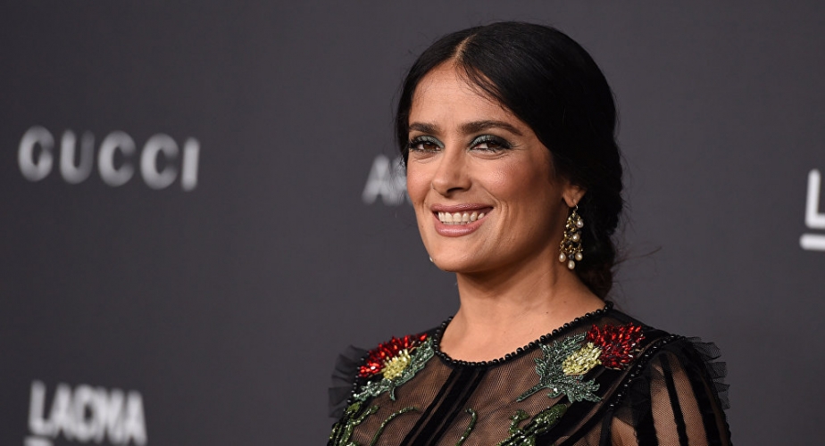 سلمى حايك تدعم تنشيط السياحة في مصر 