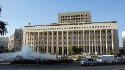 لعبة الموز بدأت! والتجار مستاؤون.. الدولار يتجاوز 470 ليرة في 