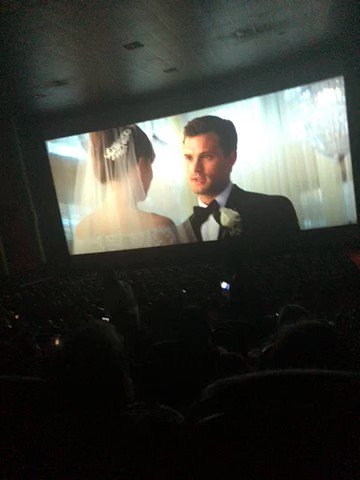 بالفيديو.. رد فعل الجمهور عند عرض فيلم خاطئ لهم في السينما؟!