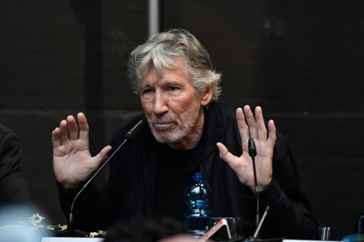 ماذا قال المغني روجر ووترز عندما أراد أحدهم أن يحرض على سورية في حفله..؟