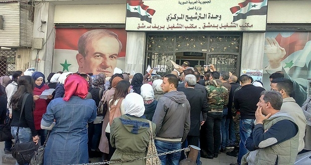 مكاتب التشغيل تقف عقبة في وجه المتقدمين للمسـابقات.. المحافظة تشن هجوماً على محلات 