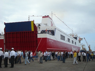 وصول الباخرة الإيطالية 