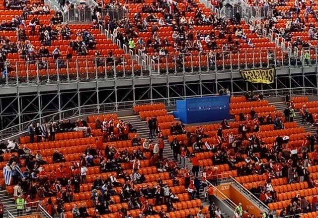 «الفيفا» يحقق في خلو آلاف المقاعد بمباراة مصر وأوروغواي