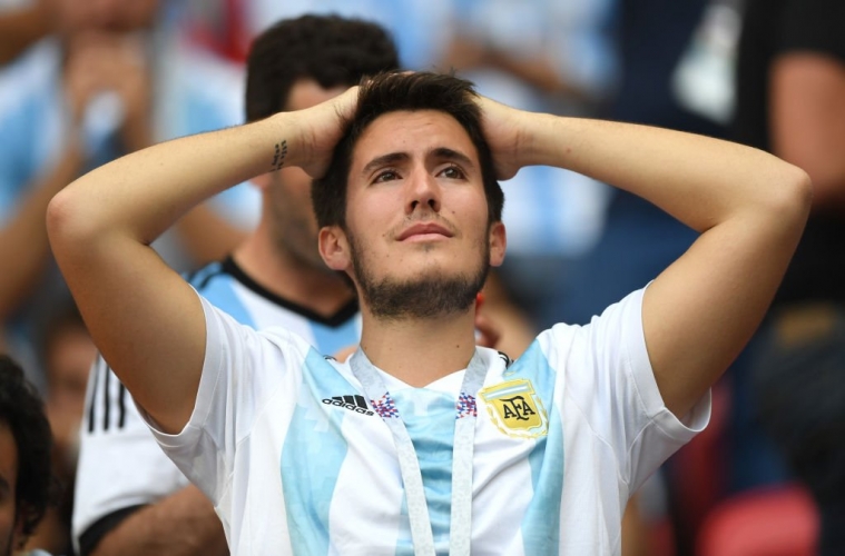 بالصور..نهاية حزينة لأكثر الجماهير تنقلا مع منتخبها  