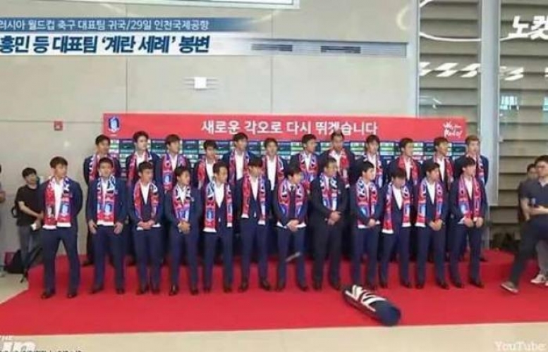 استقبال بالبيض و الوسادات لبعثة منتخب كوريا