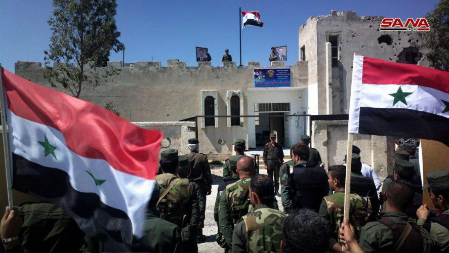 مراسل الأخبار الحربي: رفع العلم الوطني في قرية نبع الصخر في ريف محافظة القنيطرة بعد تحريرها من الإرهاب 