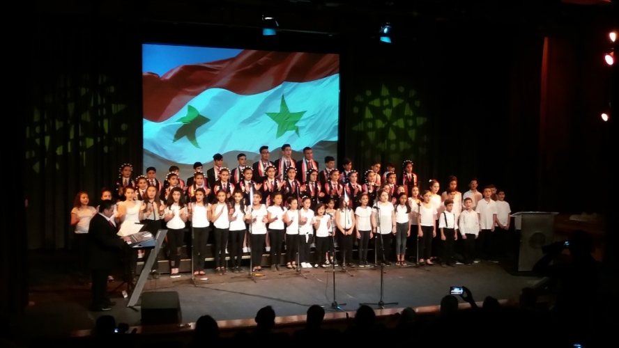  فرقة أبناء وبنات الشهداء وكورال حلم صافيتا يغنون لمجد سوريا 