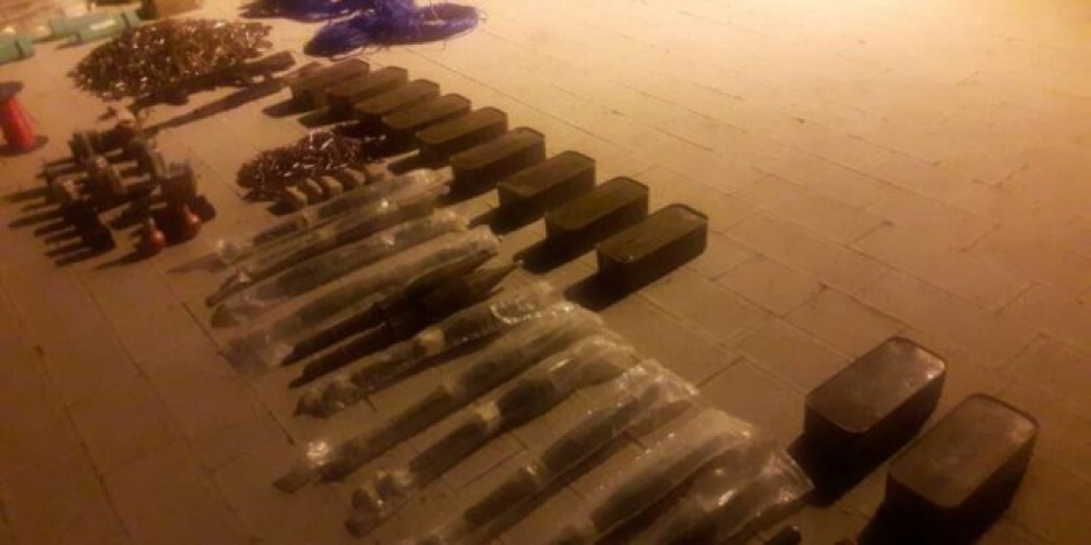 العثور على مستودع ذخيرة يحوي أسلحة وذخائر وصورايخ تاو امريكية الصنع في تلول الحمر بريف حماة 