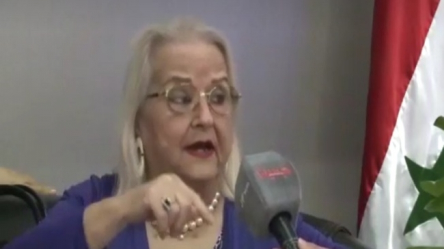 الفنانة انطوانيت نجيب خلال زيارة لجناح أساس للمقاولات في معرض دمشق الدولي