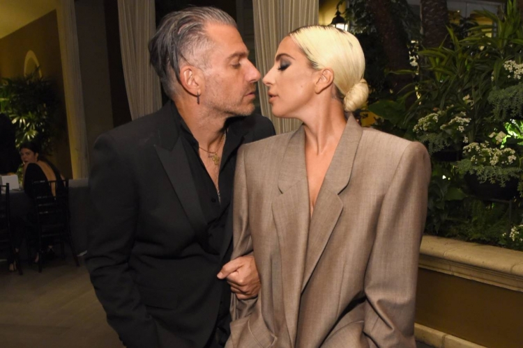  ليدي غاغا تعلن خطوبتها وتهدي خاتما بمئات الاف الدولارات