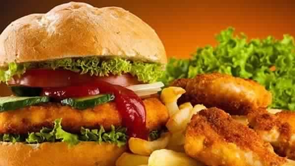 احذر الوجبات السريعة لأنها تُعرضك للاكتئاب!
