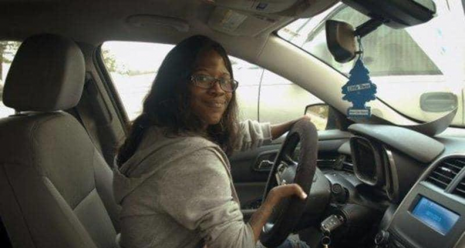 فتاة ولدت دون يدين تعمل سائقة 