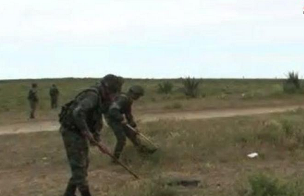  عناصر الهندسة في الجيش يطهرون مدخل دير الزور الجنوبي ويفجرون عشرات الألغام من مخلفات داعش