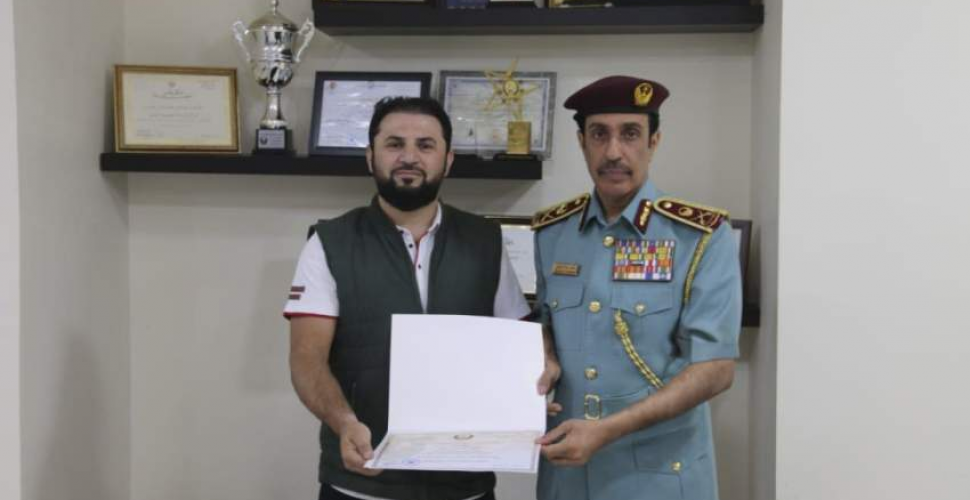 شرطة عجمان تكرم شابا سوريا مقيم أنقذ طفلا قبل سقوطه من الطابق السابع