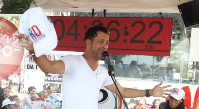 غنّى 106 ساعات متواصلة ولكنه فشل في دخول غينيس... تعرف إلى السبب