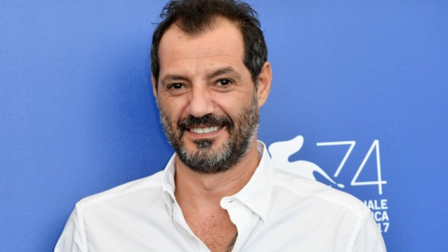 تسريب صورة لــ عادل كرم تثير جدلا على واقع التواصل الاجتماعي