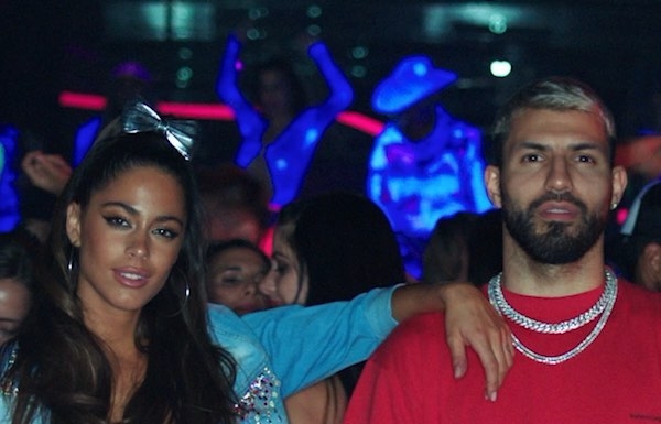 شاهد: أغويرو يرقص مع مغنية شابة في كليب مشترك